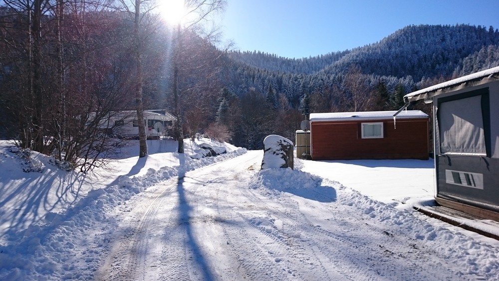 emplacement de camping en hiver avec électricité t accès aux sanitaires chauffés