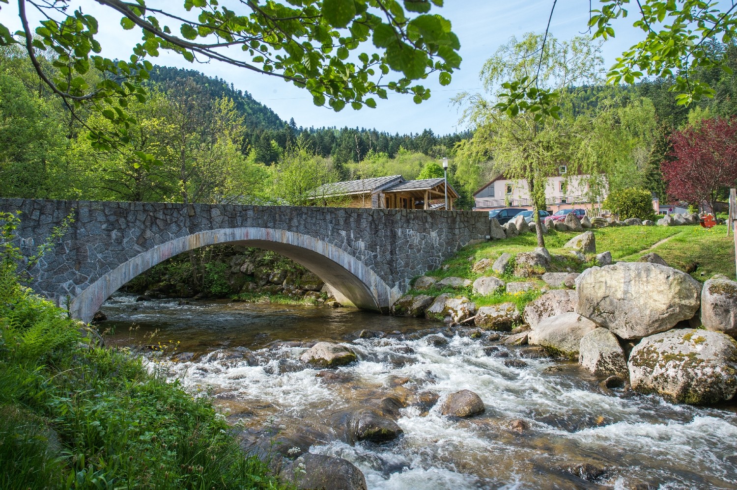 la rivière la moselotte traverse le camping du haut des bluches t accès aux sanitaires chauffés