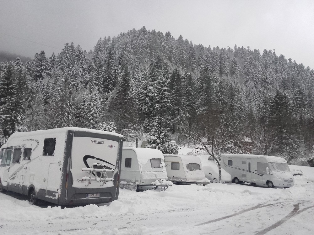 emplacement de camping en hiver avec électricité t accès aux sanitaires chauffés