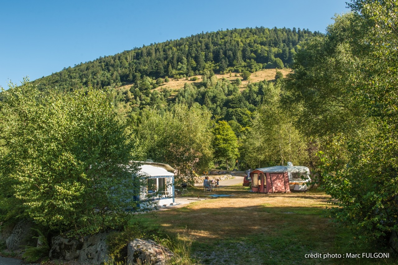 emplacement pour tente en été avec électricité