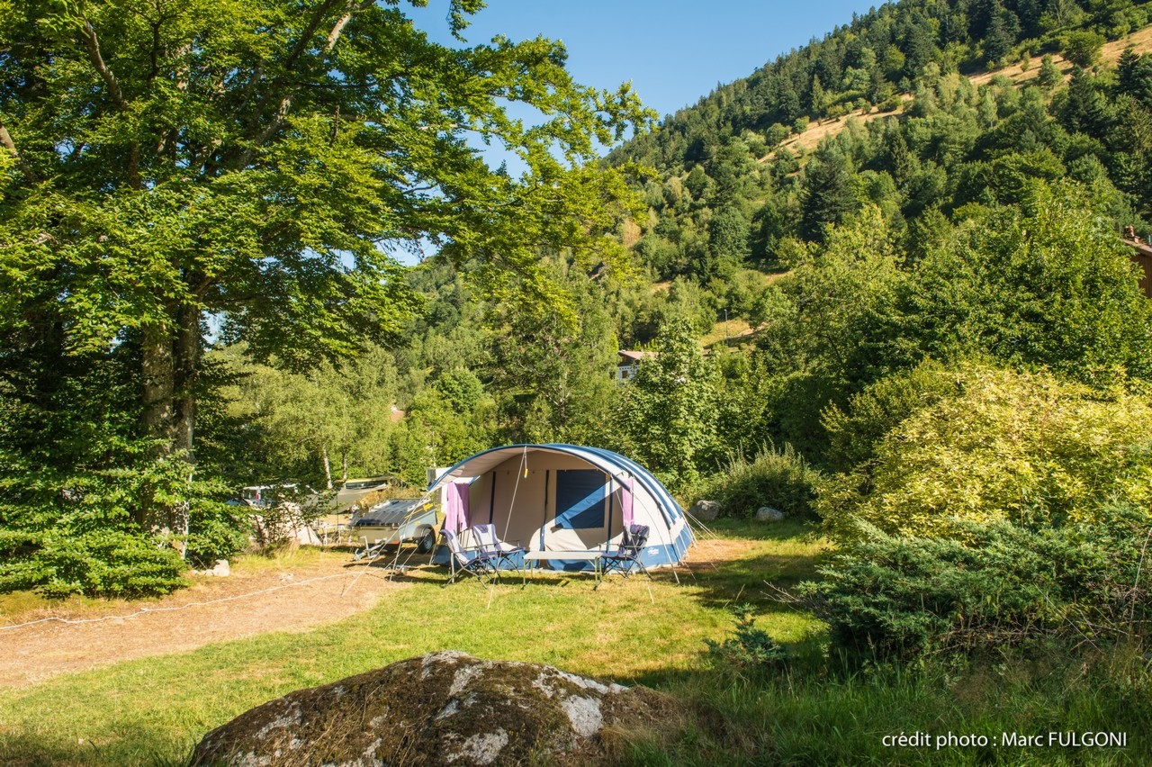 emplacement de camping en été pour tente avec électricité et accès aux sanitaires