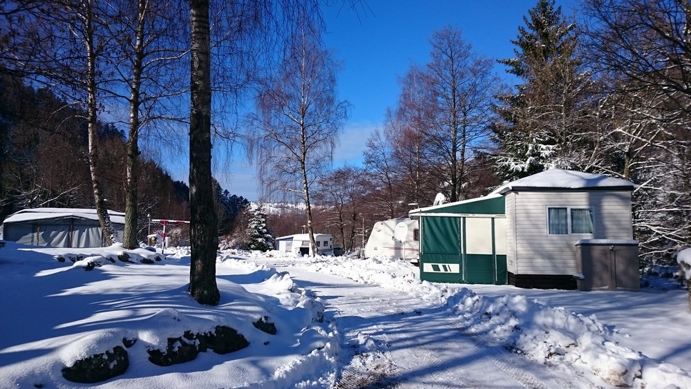 emplacement de camping en hiver avec électricité t accès aux sanitaires chauffés