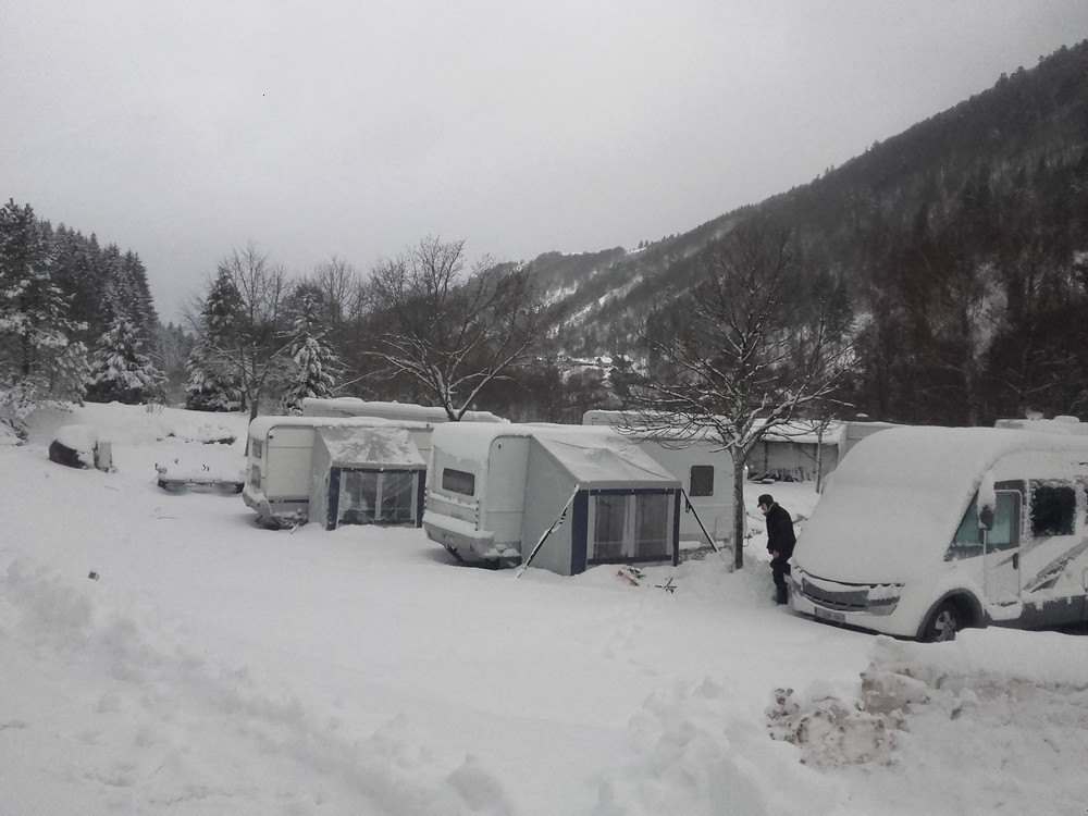 emplacement de camping en hiver avec électricité t accès aux sanitaires chauffés