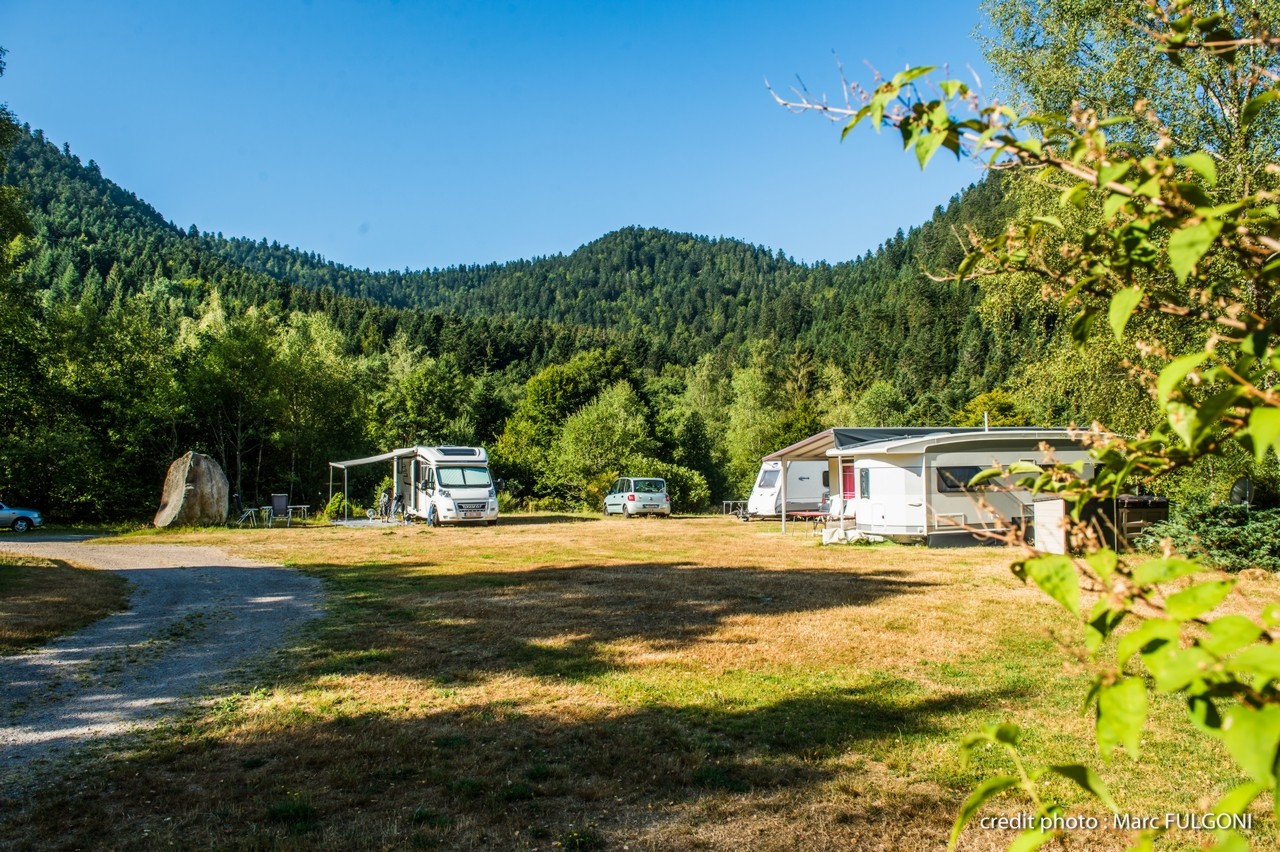 emplacement pour caravane en été avec électricité