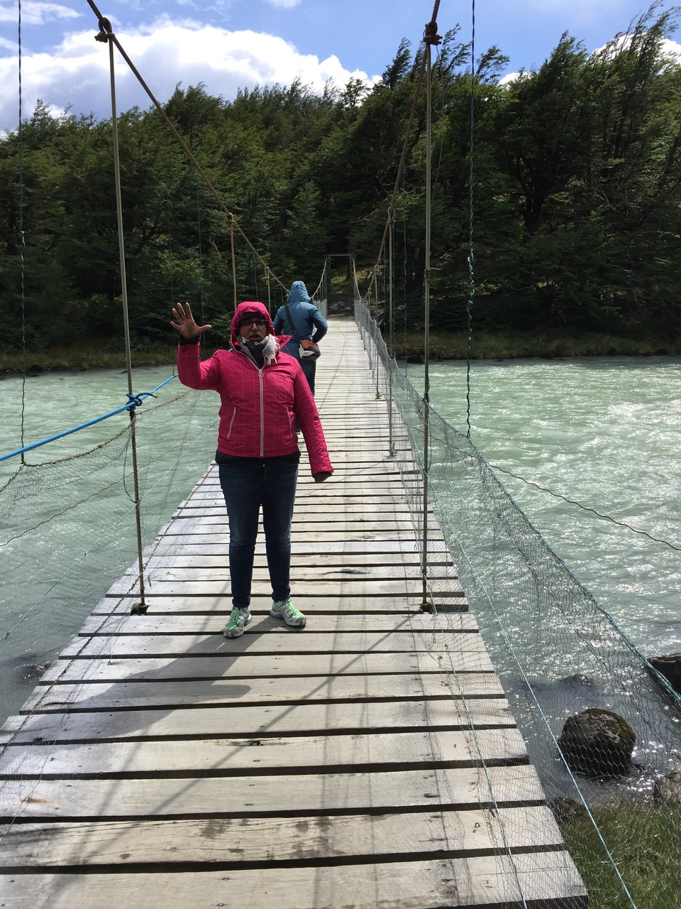 Auf dem Weg zum Schiff über die Hängebrücke.....