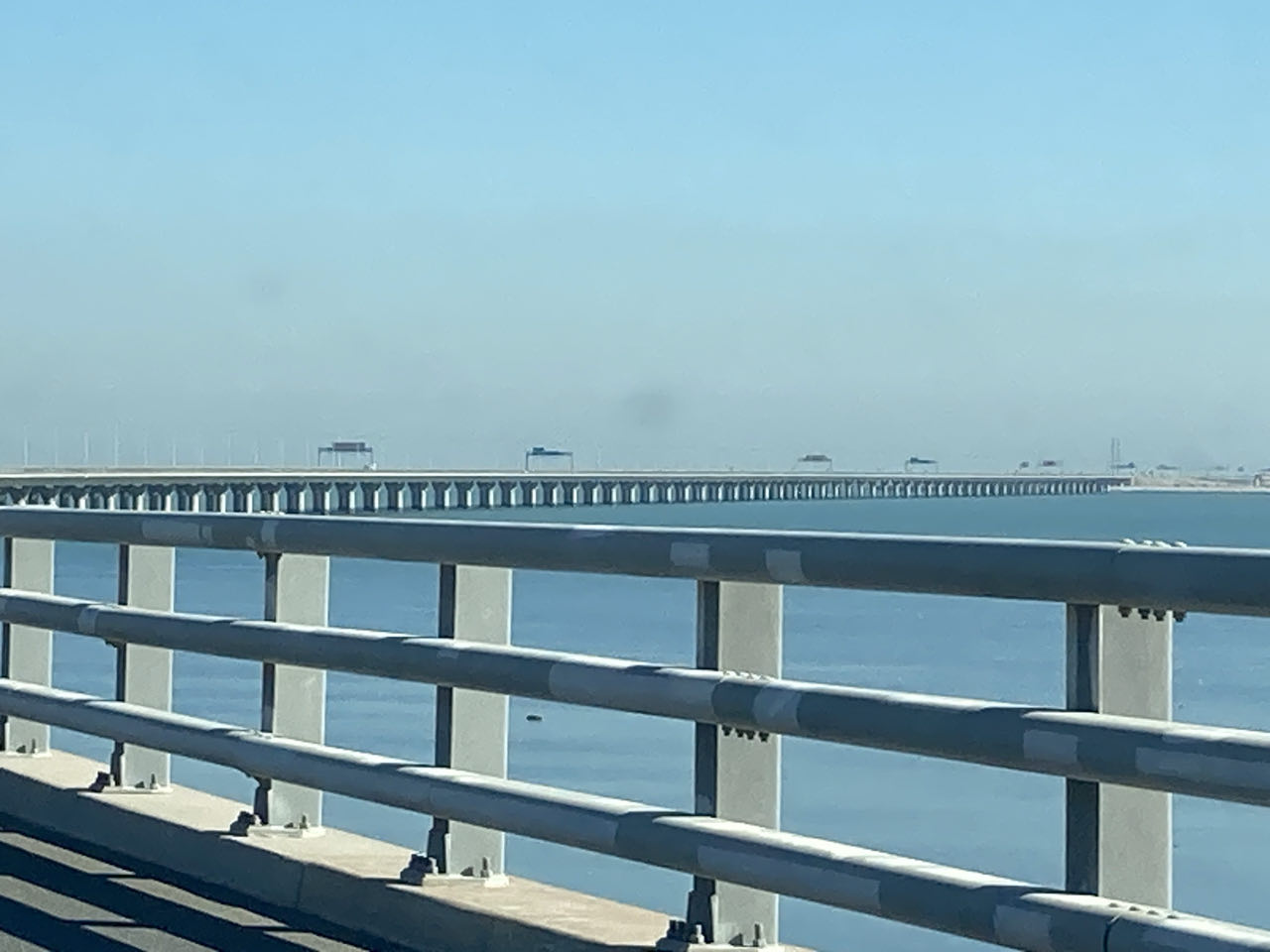 zuerst über die 25km grosse Brücke 