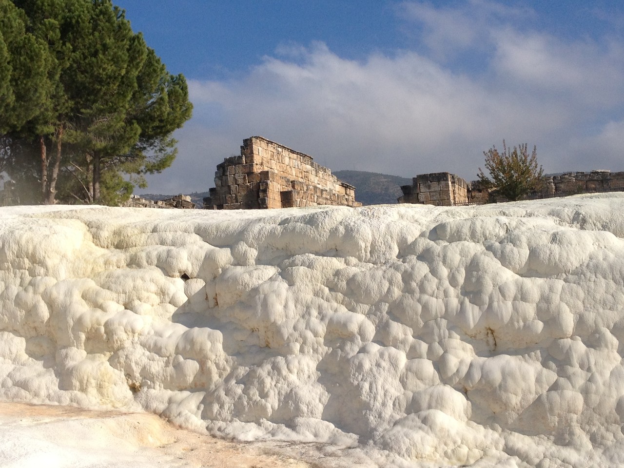 Oberhalb der Terassen die Ruinen von Hierapolis