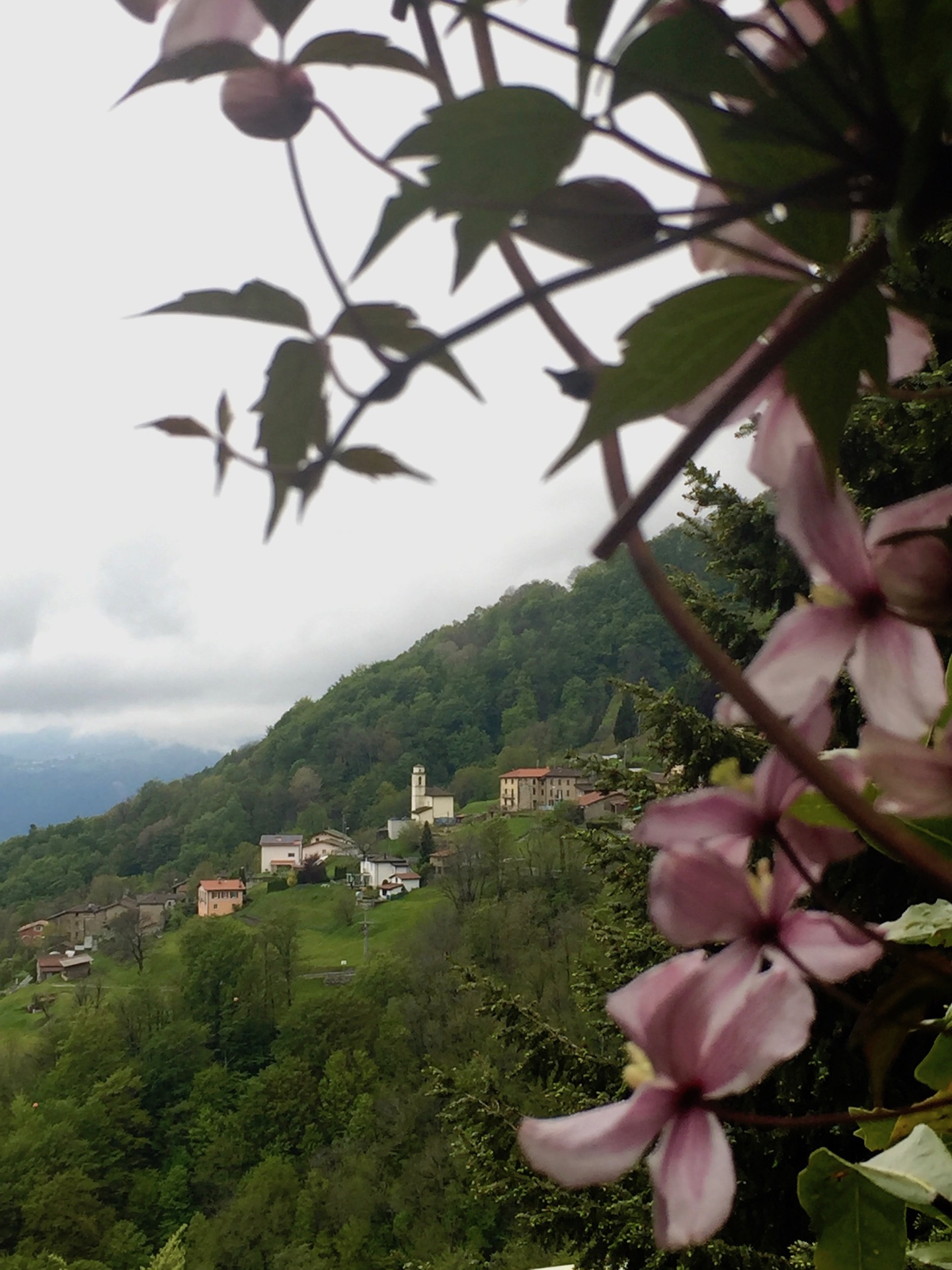 Blick zur Kirche im Nachbardorf