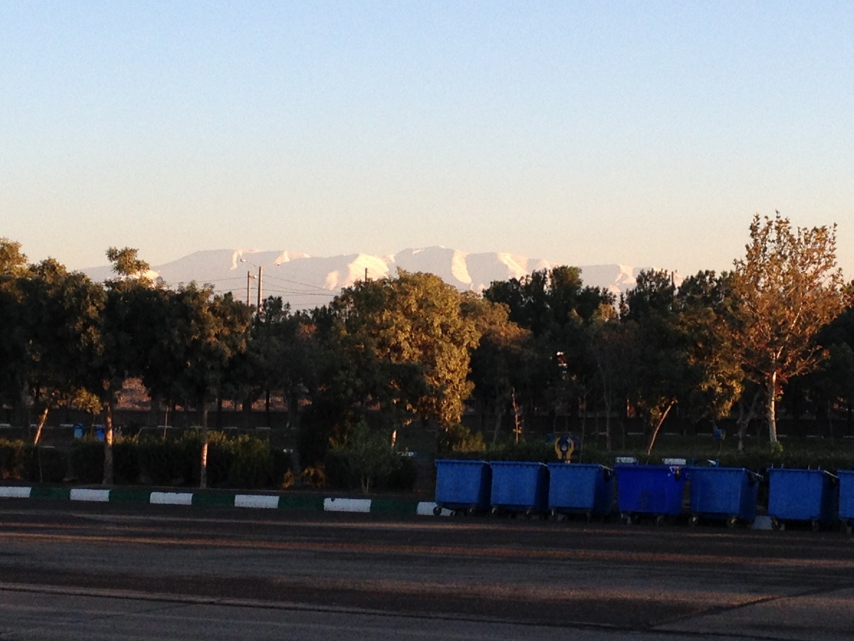 verschneite Berge hinter Teheran