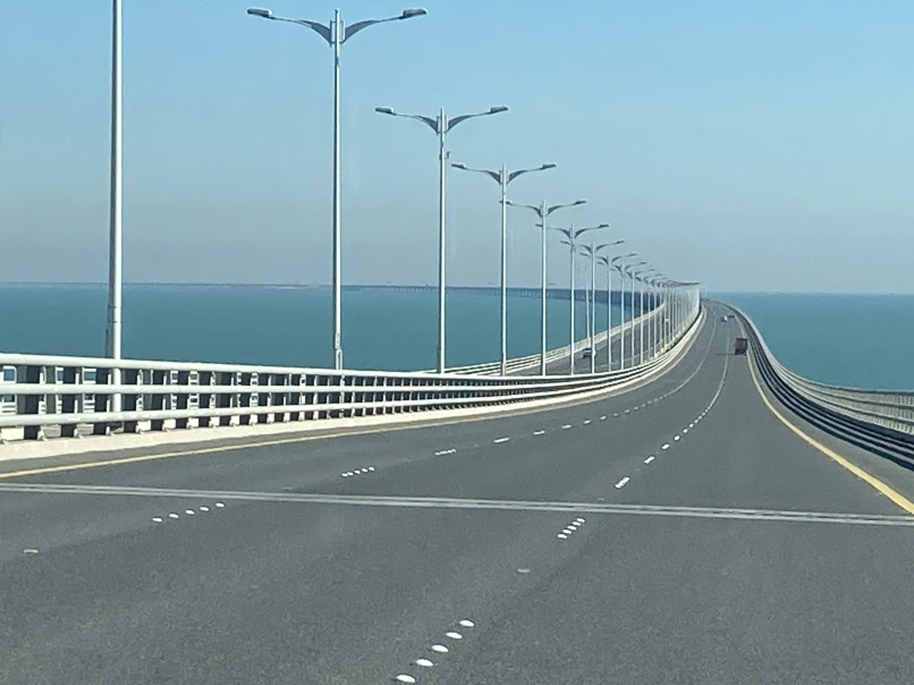 fast ohne Verkehr, aber richtungsgetrennte Autobahn