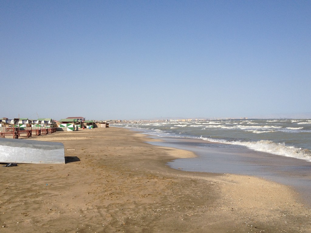 Verlassene Beach in der Nähe Baku....