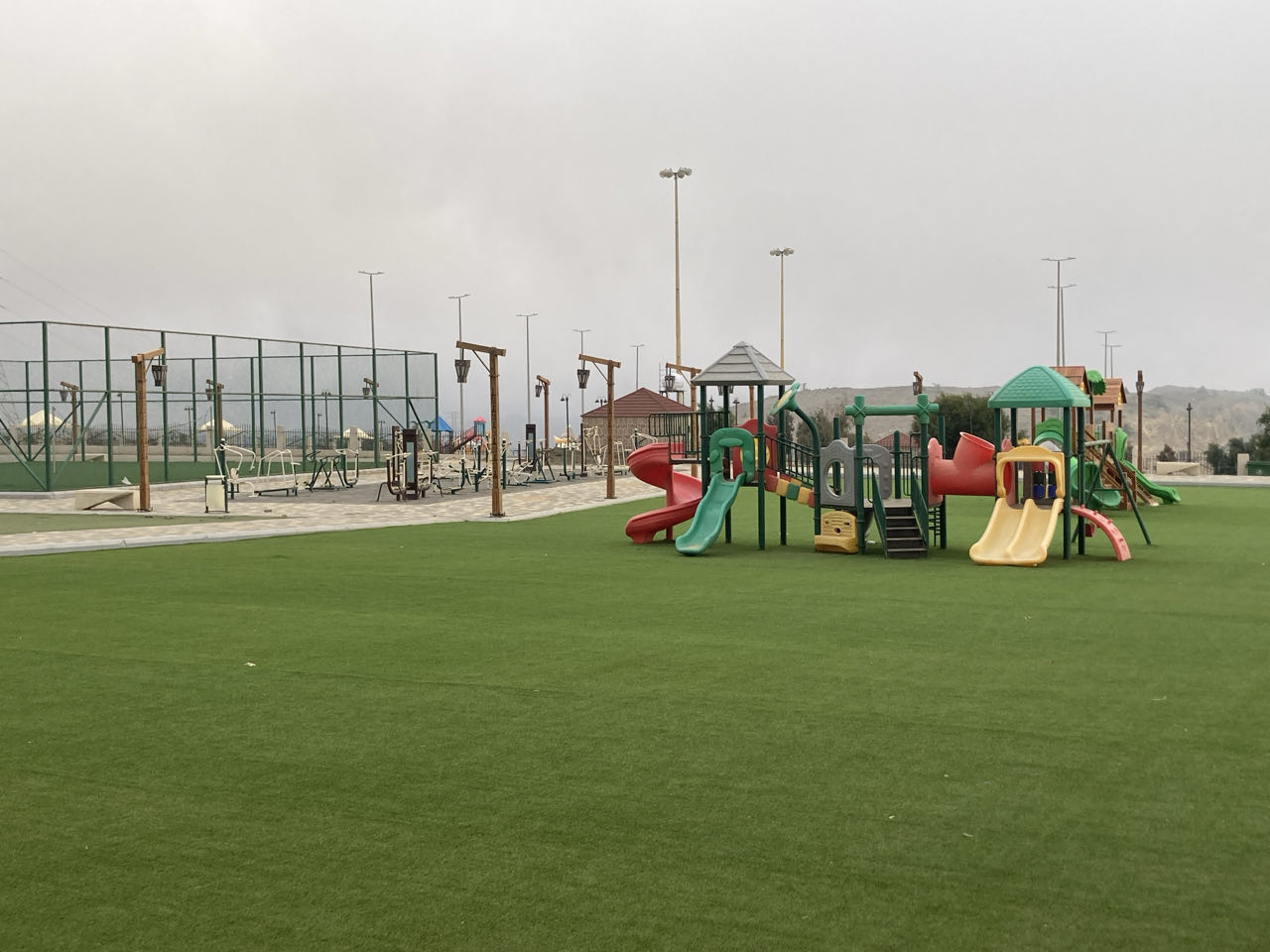bei diesem Spielplatz übernachten wir in den Bergen