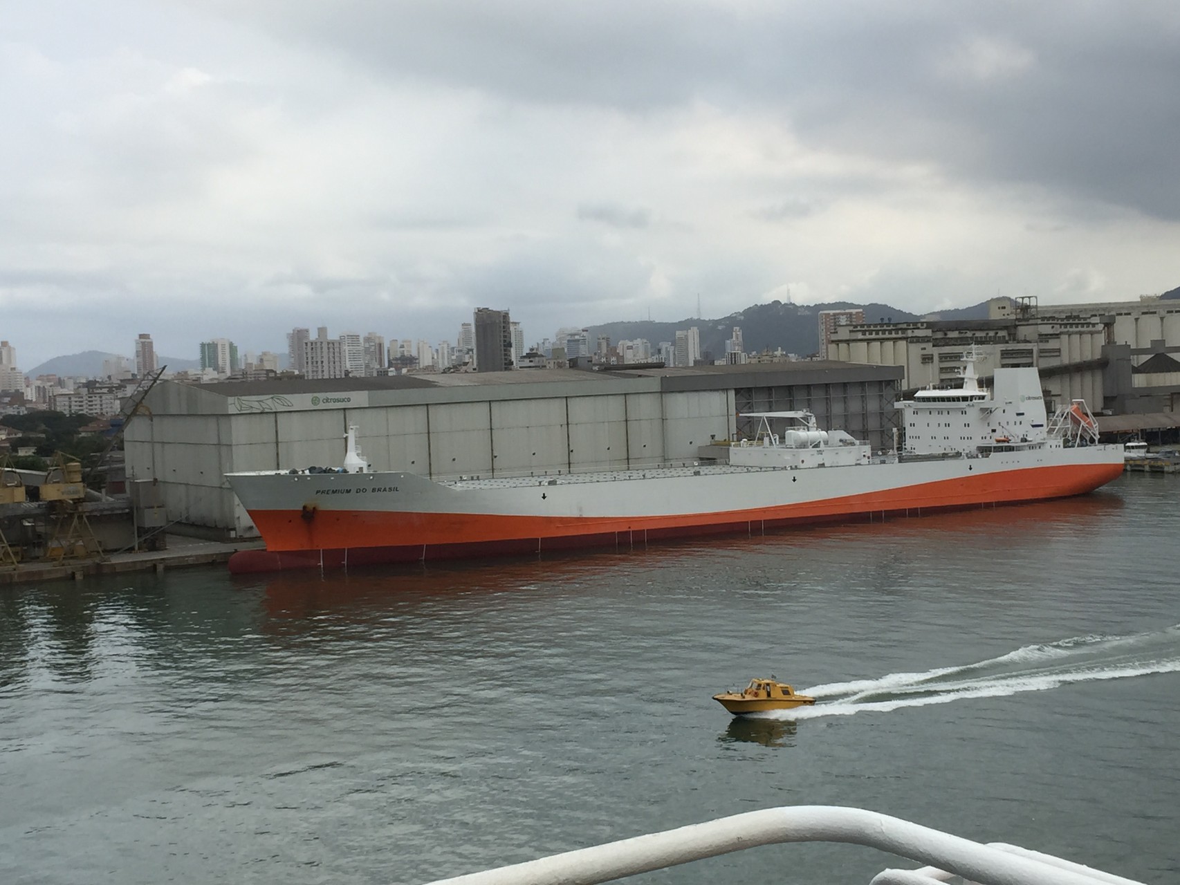 Hafenausfahrt Santos. Schiff geladen mit Orangenkonzentrat