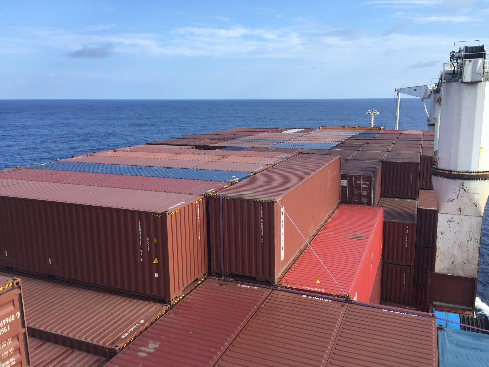 Voll beladen mit Containern auf dem Deck