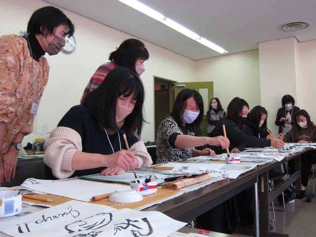 日本語教室（にほんごきょうしつ）＜昼（ひる）＞は1月（がつ）13日（にち）に書初（かきぞ）めを行（おこな）いました