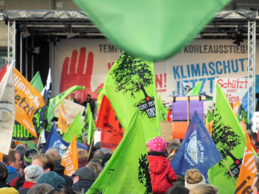 Hambacher Forst auf vielen Plakaten, Foto F. Handel