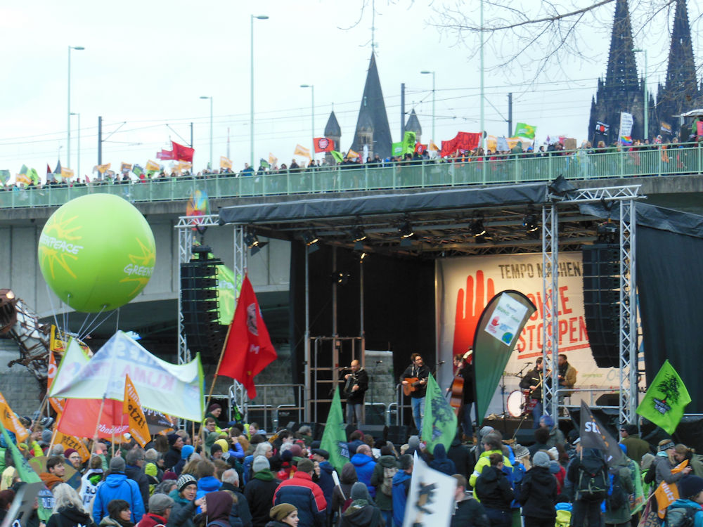 Programm auf der Bühne und Demozug auf der Brücke, Foto F. Handel