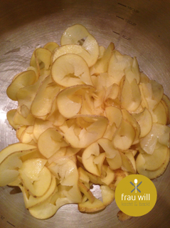 Die Kartoffeln ungeschält mit dem Gemüseschneider zu Spiralen drehen oder mit dem Küchenhobel in feine Scheiben hobeln. In eine große Schüssel geben.