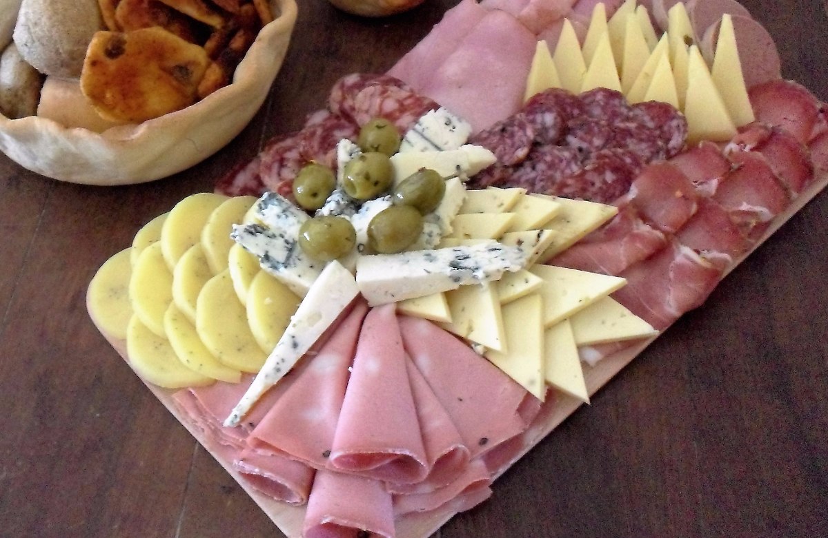 DE GRANDES CENAS ESTÁN LAS SEPULTURAS LLENAS. Naturopatía mejor salud