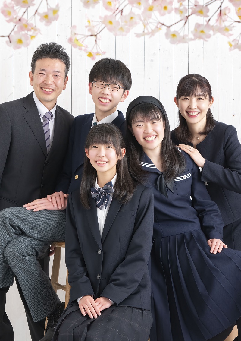 卒業祝いで家族で記念写真