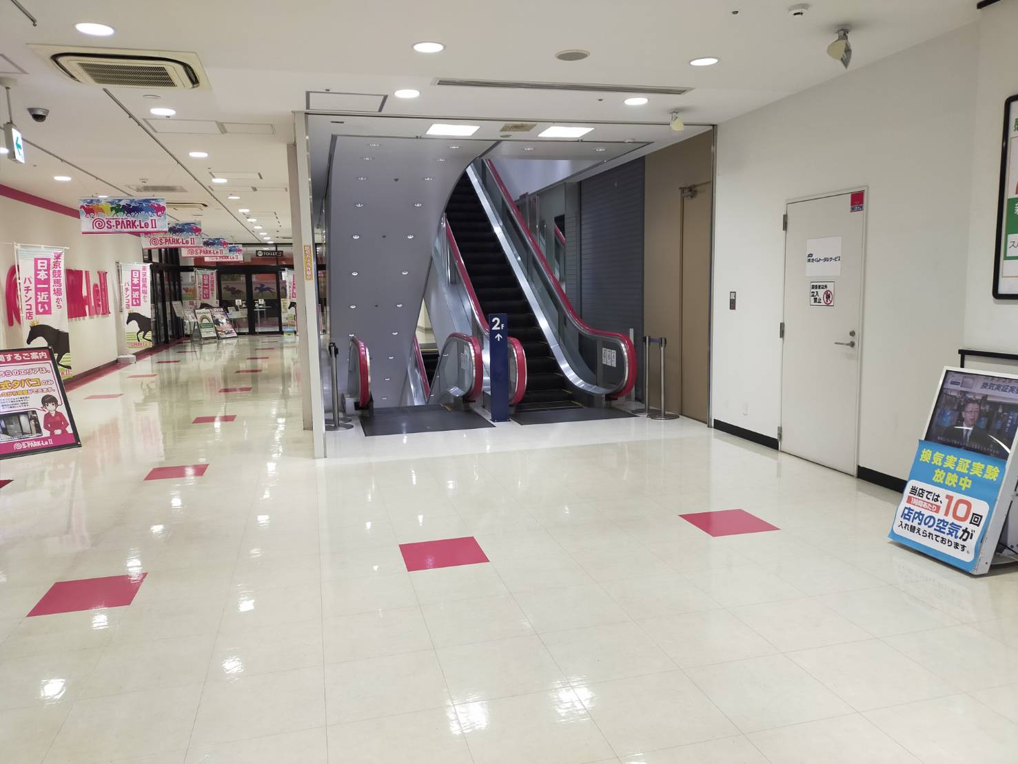 ６　エスカレーターで２階へ
