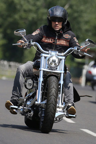 Eros Ramazzotti sulla sua Harley-Davidson