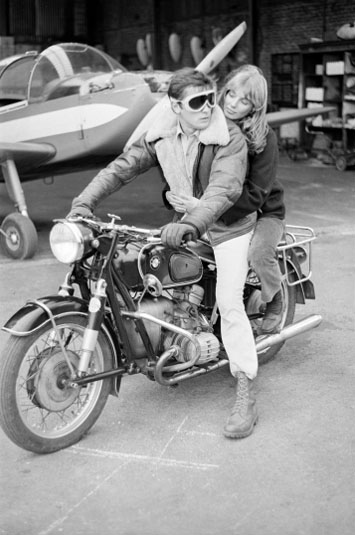 Alain Delon e Joanna Shimkus su BMW R50 nel film "I tre avventurieri" del 1967