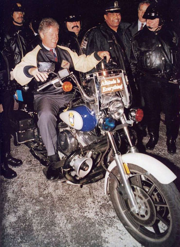 Bill Clinton su moto della polizia di Milwaukee nel 1993