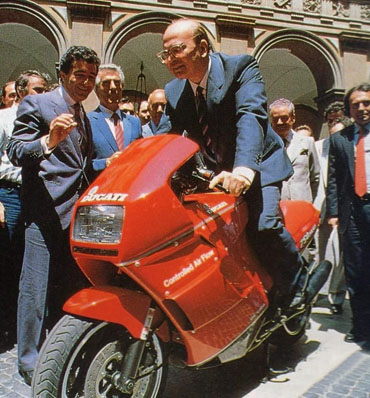 Bettino Craxi in visita agli stabilimenti Ducati di Borgo Panigale mentre prova una moto DUCATI 750 PASO. Bologna, 27-5-1986
