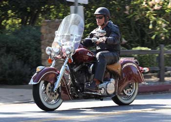 Arnold Schwarzenegger sulla sua Indian il 25-9-2010 a Los Angeles, California. (Foto di Jean Baptiste Lacroix / WireImage)