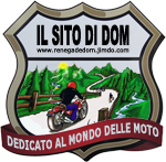 Motociclista lungo una strada alberata