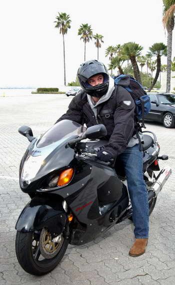 Ben Affeck su Suzuki Gixxer