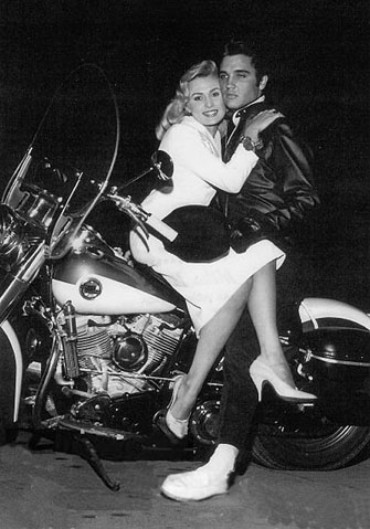 Miss Austria 1957 Hannerl Melcher con Elvis Presley su Harley-Davidson Duo-Glide 1958 (Las Vegas, novembre 1957)