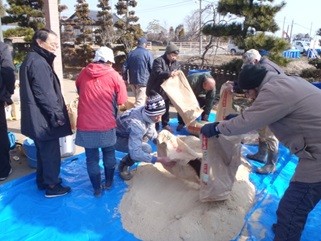 活動初年度に行ったEM肥料作り。地域におけるこのような光景の日常化を目指している。