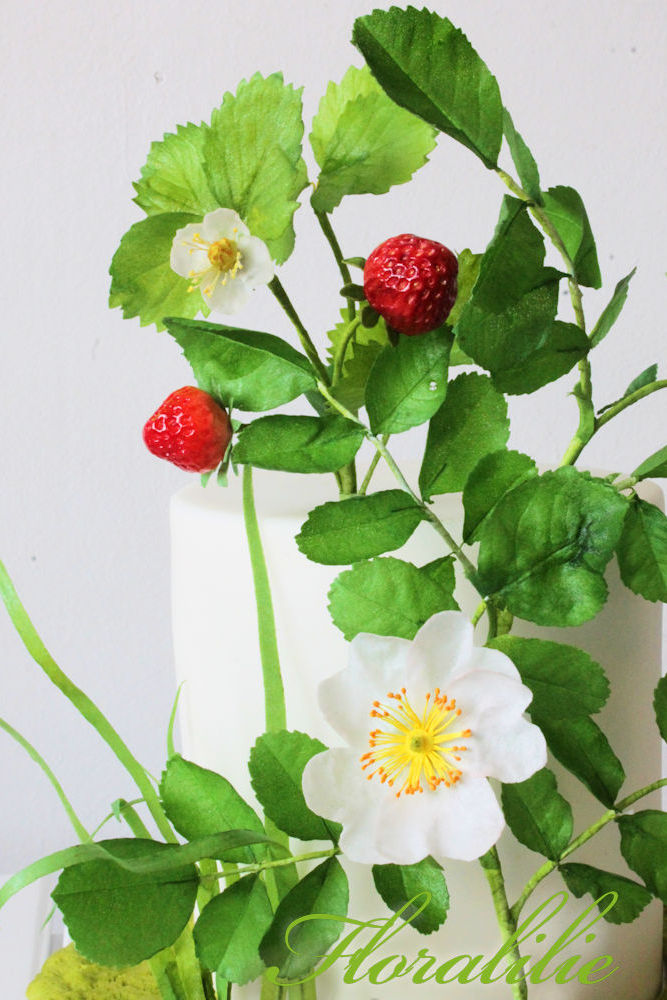 Erdbeeren und Heckenrosen Torte | Floralilie Sugar Art
