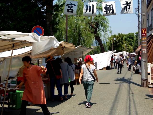 宮川沿いの路上で毎日開催される朝市
