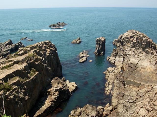 日本海の波による侵食で出来た東尋坊
