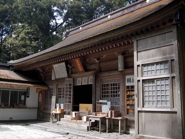 本宮山の砥鹿神社。近くに自販機もあり