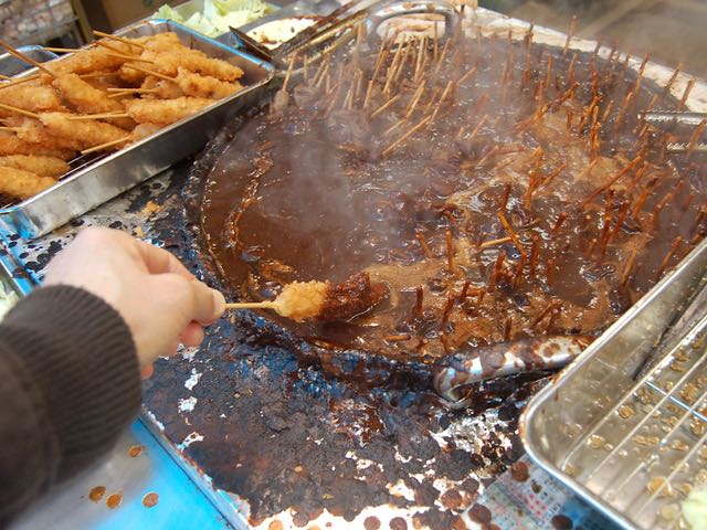 参道に何軒かの串カツ店あり。1本80円〜90円