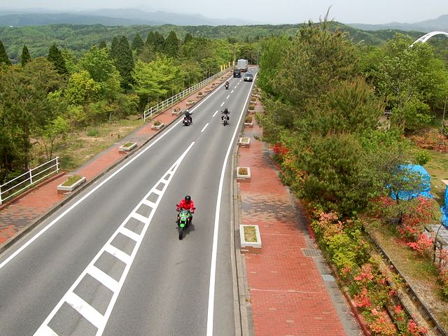 どんぶり会館前の歩道橋上から県道66をみる