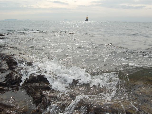 師崎で打ち寄せる波と伊勢湾をパシャ