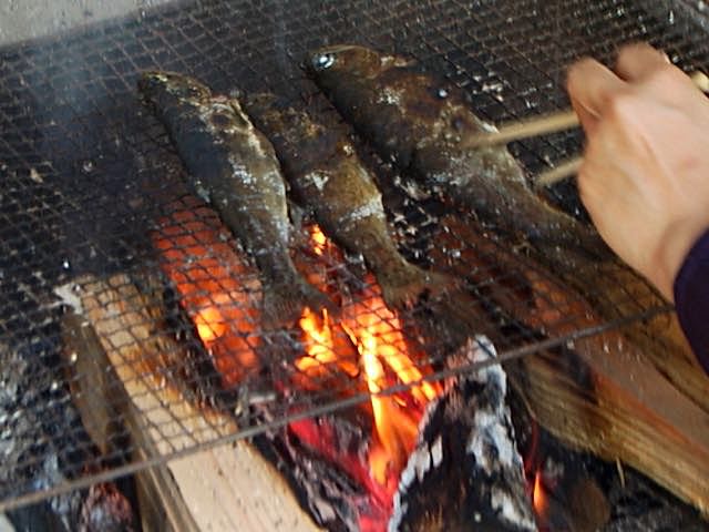 自分で釣ったニジマスをその場で焼いてパクッ