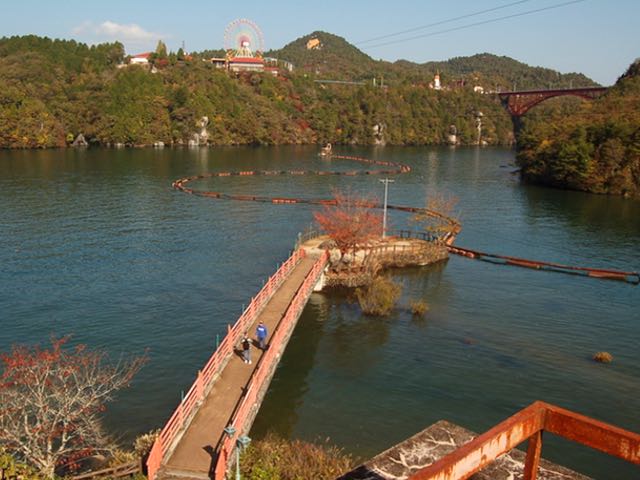 写真中央が弁天島。対岸には観覧車や紅岩が・・・