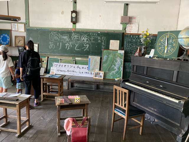 小学校の教室内