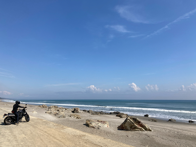 砂浜近くまでバイクで