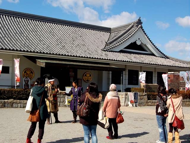 公園内の家康館の前で武将隊とトーク