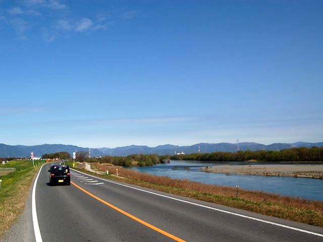 信号のない堤防道路で揖斐町まで一気に