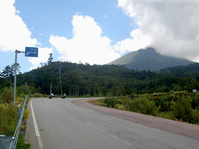 御嶽山を見上げながら県道435のワインディングロードを進む