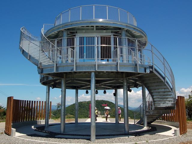 今年完成した萩太郎山の立派な展望台