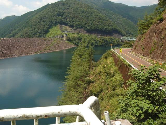 岩石や土砂を積み上げて造られた岩屋ダム(写真奥)